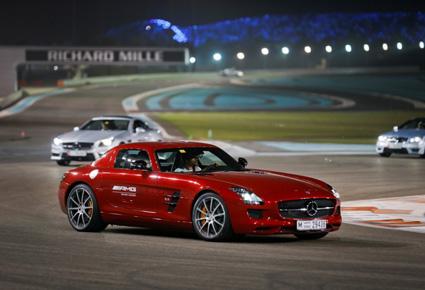 أكاديمية AMG للقيادة تحول سائقي السيارات إلى محترفي قيادةٍ على حلبات السباق